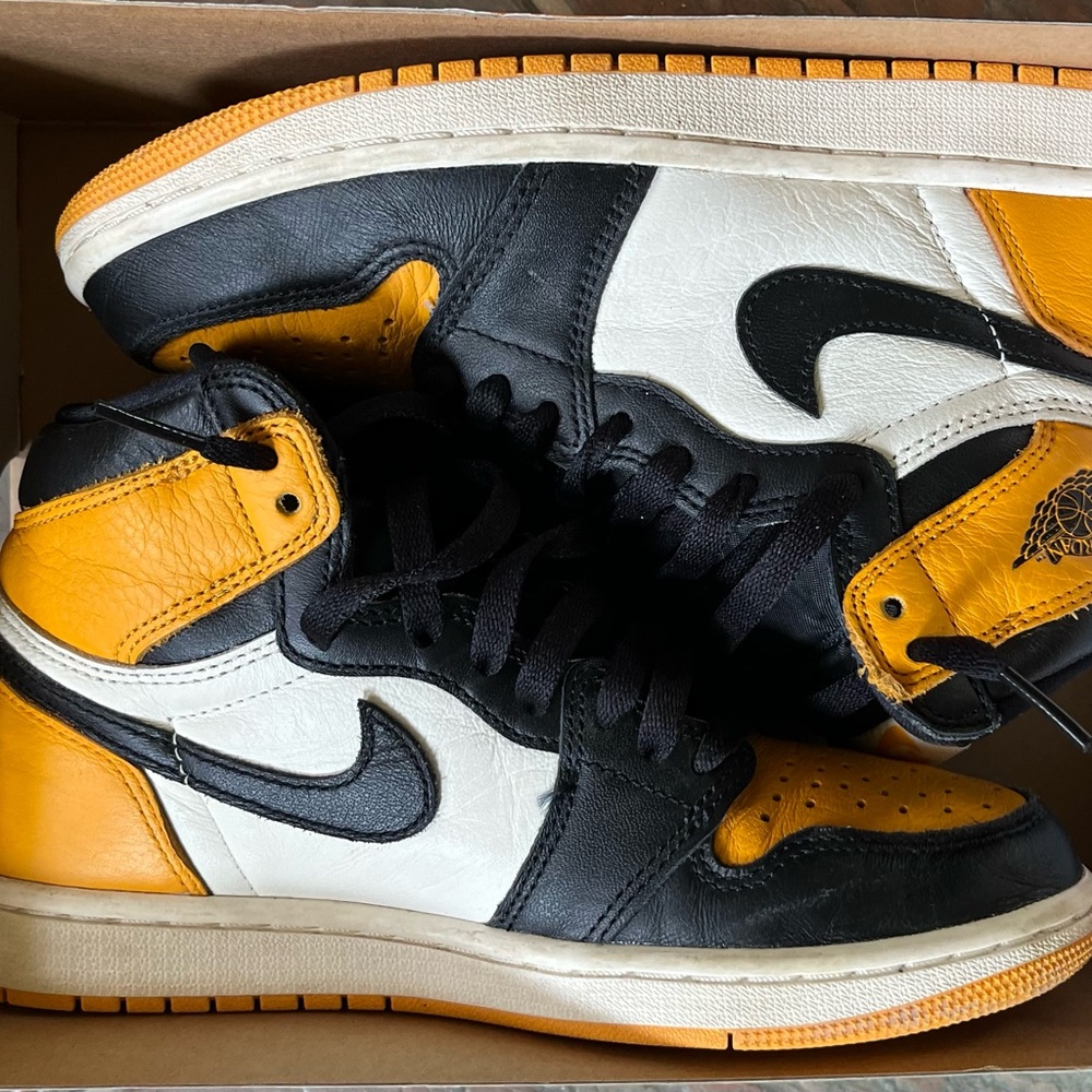 Nike Black and Yellow Jordan 1 Retro High OG “yellow toe” Taxis size 6